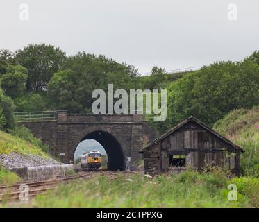 Services de locomotive classe 47 locomotive 47593 passant devant le tunnel Shotlock (Garsdale) Avec le train touristique 'Staycation Express' Banque D'Images