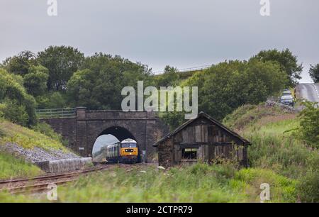 Services de locomotive classe 47 locomotive 47593 passant devant le tunnel Shotlock (Garsdale) Avec le train touristique 'Staycation Express' Banque D'Images