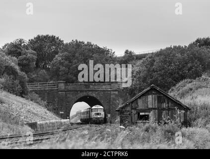 Services de locomotive classe 47 locomotive 47593 passant devant le tunnel Shotlock (Garsdale) Avec le train touristique 'Staycation Express' Banque D'Images