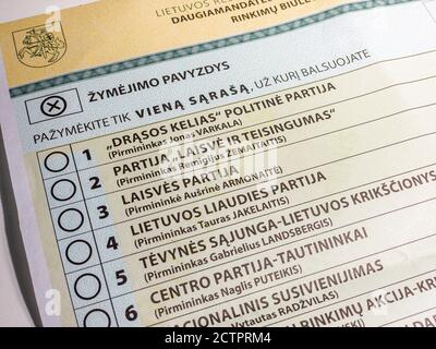 Gros plan vote multimandat pour 2020 Seimas lituanien élections parlementaires au stylo noir Banque D'Images