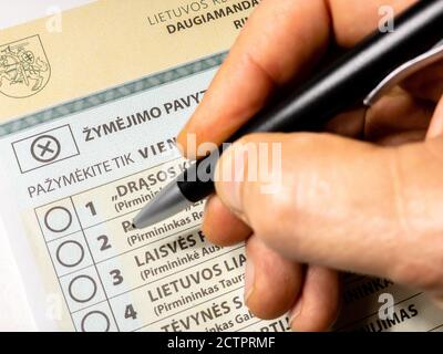 Gros plan vote multimandat pour 2020 Seimas lituanien élections parlementaires avec main tenant stylo noir Banque D'Images