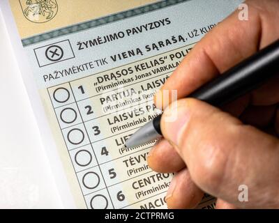 Gros plan vote multimandat pour 2020 Seimas lituanien élections parlementaires avec main tenant stylo noir Banque D'Images