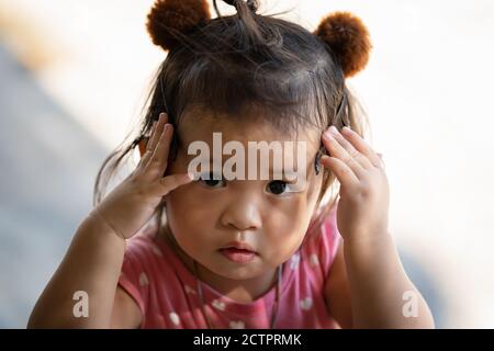 Gros plan portrait d'une petite fille thaïlandaise mignonne en pensant, gros plan portrait d'une petite fille mignonne Banque D'Images