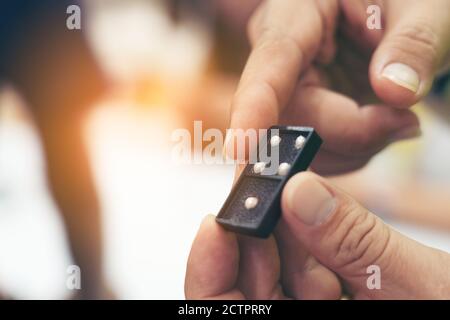 gros plan main touch domino boosing jouer stratégie main pour les aveugles Banque D'Images