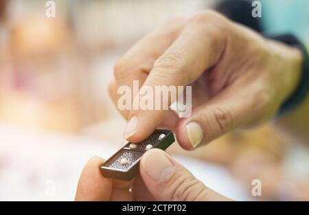 gros plan main touch domino boosing jouer stratégie main pour les aveugles Banque D'Images