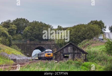 Services de locomotive classe 47 locomotive 47593 passant devant le tunnel Shotlock (Garsdale) Avec le train touristique 'Staycation Express' Banque D'Images