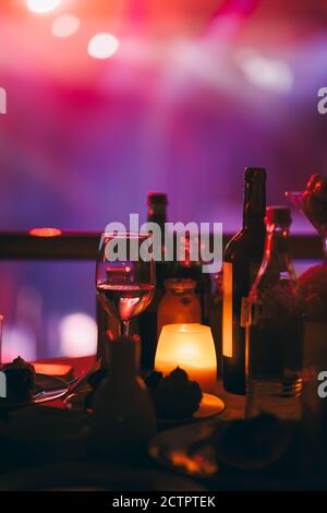 Soirée romantique au restaurant avec verre à vin et différents types de boissons alcoolisées Banque D'Images