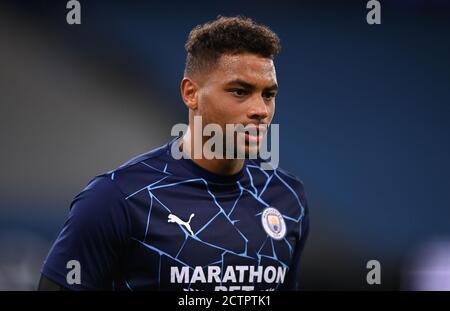 Zack Steffen, gardien de but de Manchester City, s'échauffe avant le troisième match de la Carabao Cup au Etihad Stadium, Manchester. Banque D'Images