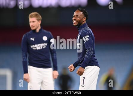 Raheem Sterling (à droite) de Manchester City et Kevin de Bruyne se réchauffent avant le troisième tour de la Carabao Cup au Etihad Stadium, à Manchester. Banque D'Images