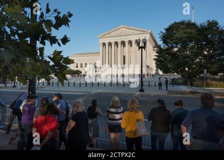 23 septembre 2020 - avec le dossier de la juge de la Cour suprême Ruth Bader Ginsburg sous le portique, un flux constant de personnes passent pour payer leurs respects, tandis que d'autres regardent de l'autre côté de la rue. Banque D'Images