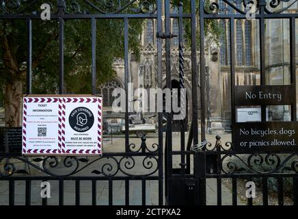 Notce sur la porte de la chapelle du collège King, université de Cambridge, Englod, sur les billets et les conditions d'entrée pendant l'épidémie de coronavirus. Banque D'Images