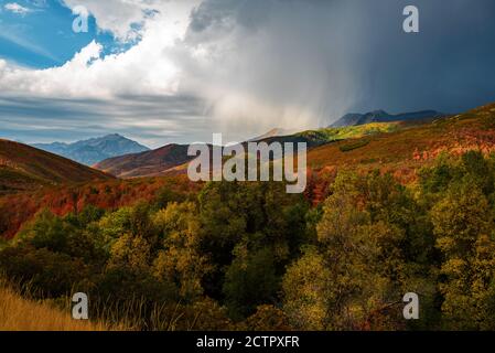 Orage dans les montagnes. Des orages rapides et parfois violents peuvent se développer au-dessus des hautes montagnes de l'Utah, aux États-Unis à l'automne. Banque D'Images