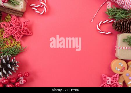 Décoration de Noël double bordure sur fond rose avec espace copie. Arrière-plan de Noël Banque D'Images