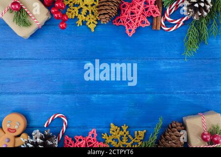 Décoration de Noël double bordure sur table en bois bleu avec espace copie. Arrière-plan de Noël Banque D'Images