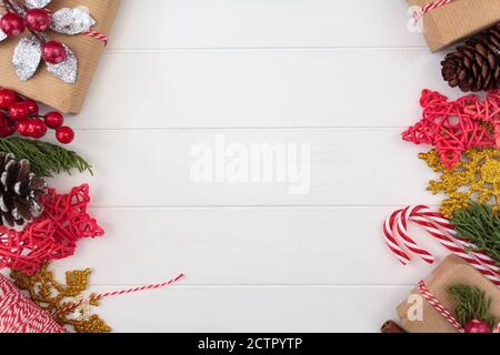 Décoration de Noël double bordure latérale sur table en bois blanc avec espace pour les copies. Arrière-plan de Noël Banque D'Images