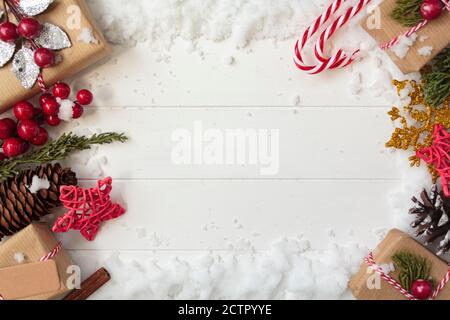 Décoration de Noël double bordure latérale sur table en bois blanc enneigé avec espace pour copier. Arrière-plan de Noël Banque D'Images