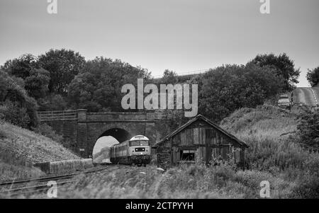 Services de locomotive classe 47 locomotive 47593 passant devant le tunnel Shotlock (Garsdale) Avec le train touristique 'Staycation Express' Banque D'Images