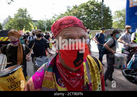 Extinction la rébellion "Shell Out" proteste contre les logos de pétrole le 8 septembre 2020 à Londres, Royaume-Uni. Le groupe environnemental s'est réuni à l'extérieur du bâtiment Shell pour protester contre l'extraction en cours des combustibles fossiles et le bilan environnemental qui en a résulté. Extinction la rébellion est un groupe de changement climatique créé en 2018 et a gagné une énorme suite de personnes engagées dans des manifestations pacifiques. Ces manifestations soulignent que le gouvernement ne fait pas assez pour éviter un changement climatique catastrophique et pour exiger que le gouvernement prenne des mesures radicales pour sauver la planète. Banque D'Images