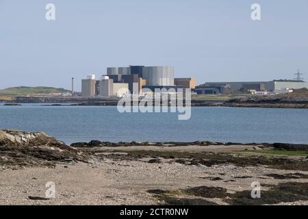 Vue vers la centrale nucléaire de Wylfa à Llandausaint le 15 septembre 2020 depuis Cemlyn, Anglesey, pays de Galles, Royaume-Uni. La centrale nucléaire de Wylfa est une ancienne centrale électrique de Magnox située à l'ouest de Cemaes Bay, sur l'île d'Anglesey, au large de la côte nord-ouest du pays de Galles. En 2012, le réacteur 2 a été arrêté. Trois ans plus tard, le réacteur 1 a été mis hors tension le 30 décembre 2015, ce qui a mis fin à 44 ans d'exploitation sur le site. Banque D'Images