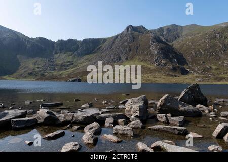 Vue sur le paysage dans les montagnes entourant Llyn Idwal dans la réserve naturelle nationale du MCG Idwal le 17 septembre 2020 à Pont Pen-y-benglog, Snowdonia, pays de Galles, Royaume-Uni. Llyn Idwal est un petit lac qui se trouve dans le MCG Idwal dans les montagnes Glyderau de Snowdonia. Il porte le nom du prince Idwal Foel, petit-fils de Rhodri Mawr, l'un des anciens rois du pays de Galles. Banque D'Images