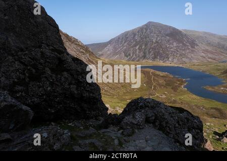 Vue sur le paysage dans les montagnes entourant Llyn Idwal dans la réserve naturelle nationale du MCG Idwal le 17 septembre 2020 à Pont Pen-y-benglog, Snowdonia, pays de Galles, Royaume-Uni. Llyn Idwal est un petit lac qui se trouve dans le MCG Idwal dans les montagnes Glyderau de Snowdonia. Il porte le nom du prince Idwal Foel, petit-fils de Rhodri Mawr, l'un des anciens rois du pays de Galles. Banque D'Images