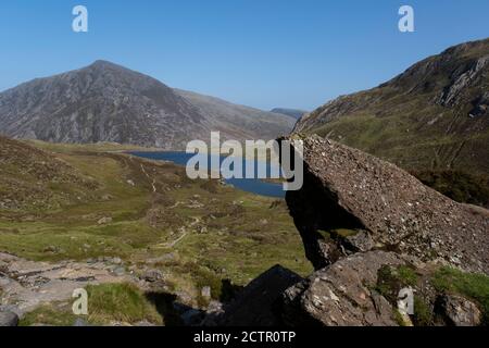 Vue sur le paysage dans les montagnes entourant Llyn Idwal dans la réserve naturelle nationale du MCG Idwal le 17 septembre 2020 à Pont Pen-y-benglog, Snowdonia, pays de Galles, Royaume-Uni. Llyn Idwal est un petit lac qui se trouve dans le MCG Idwal dans les montagnes Glyderau de Snowdonia. Il porte le nom du prince Idwal Foel, petit-fils de Rhodri Mawr, l'un des anciens rois du pays de Galles. Banque D'Images