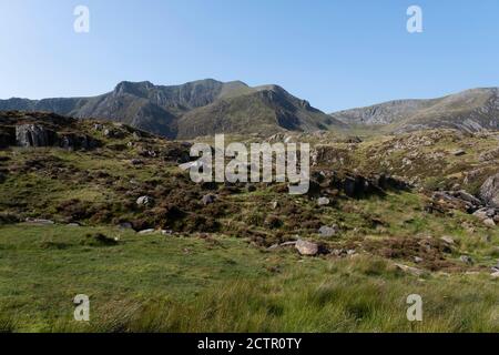 Vue sur le paysage dans les montagnes entourant Llyn Idwal dans la réserve naturelle nationale du MCG Idwal le 17 septembre 2020 à Pont Pen-y-benglog, Snowdonia, pays de Galles, Royaume-Uni. Llyn Idwal est un petit lac qui se trouve dans le MCG Idwal dans les montagnes Glyderau de Snowdonia. Il porte le nom du prince Idwal Foel, petit-fils de Rhodri Mawr, l'un des anciens rois du pays de Galles. Banque D'Images