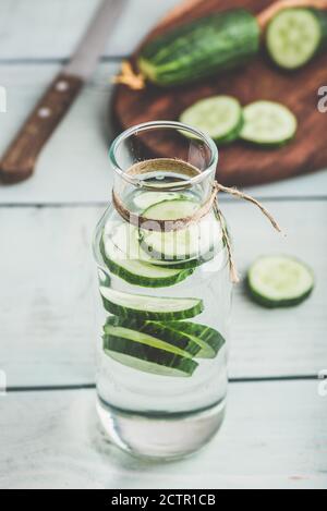 L'eau infusée avec des tranches de concombre en bouteille Banque D'Images