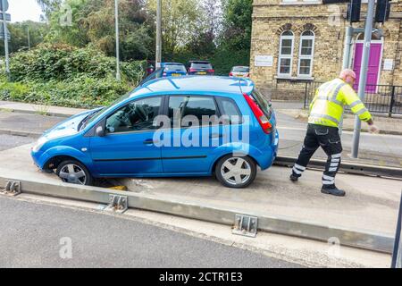 Voiture dans un piège de voiture étant remorqué à la suite de l'utilisation illégale d'une ligne de bus / bus guidée dans la ville de Cambridgeshire de St Ives. Banque D'Images