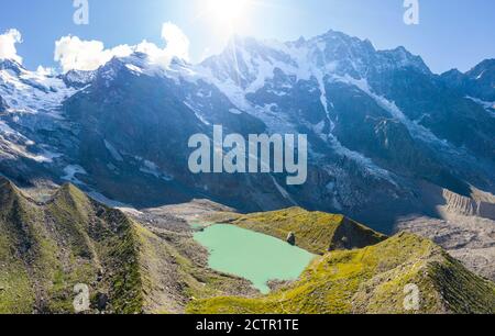 Vue aérienne sur le lac Locce et le massif du Mont Rosa. Alpe Pedriola, Macugnaga, vallée d'Anzasca, district de Verbano Cusio Ossola, Piémont, Italie. Banque D'Images