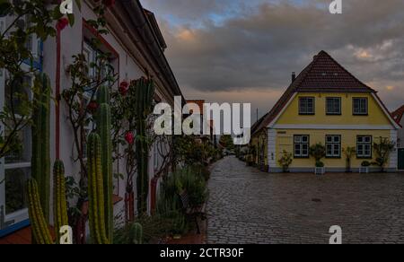 Une rue vide à Holm, Schleswig, le jour des pluies Banque D'Images