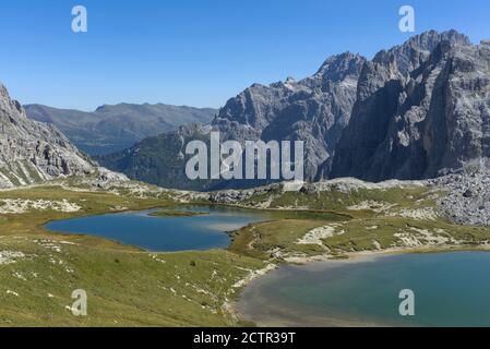 Les lacs Piani sont situés à côté de la cabane Antonio Locatelli, dans le parc naturel de Tre Cime, dans les Dolomites Sexten, dans le Tyrol du Sud, en Italie Banque D'Images