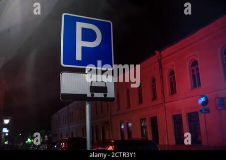 Le signe bleu carré indique que le parking est proche la nuit Banque D'Images