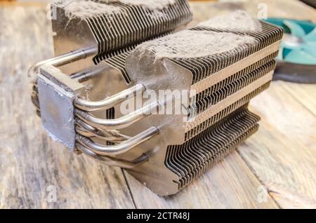 Gros plan du processeur de l'ordinateur du radiateur sale et poussiéreux sur une table en bois. Concept de nettoyage des pièces de l'ordinateur Banque D'Images