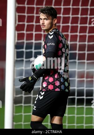 Le gardien de but de Bristol City Max O'Leary regarde pendant le troisième match rond de la Carabao Cup à Ashton Gate, Bristol. Banque D'Images