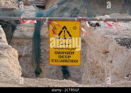 12 octobre 2019- Doha, Qatar- danger Deep excavation Sign Board in Construction Banque D'Images