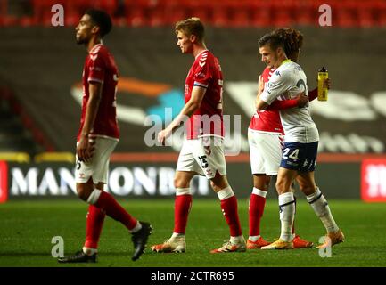 Le Han-Noah Massengo de Bristol City et le Frederic Guilbert de Aston Villa se sont enhardi après le coup de sifflet final lors du troisième match de la Carabao Cup à Ashton Gate, Bristol. Banque D'Images