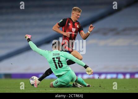 Le gardien de but de Manchester City, Zack Steffen, fait une économie auprès de Sam Suridge de l'AFC Bournemouth lors du troisième match de la Carabao Cup au Etihad Stadium de Manchester. Banque D'Images