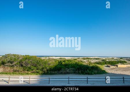 La plage avec une clôture en bois et des dunes de sable couvertes Dans les usines de Wildwood New Jersey Banque D'Images