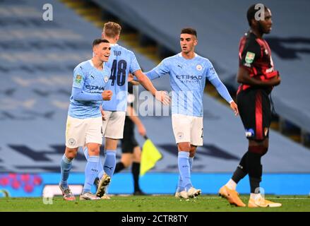 Phil Foden de Manchester City (à gauche) célèbre le deuxième but de son côté du match lors du troisième tour de la Carabao Cup au Etihad Stadium, à Manchester. Banque D'Images