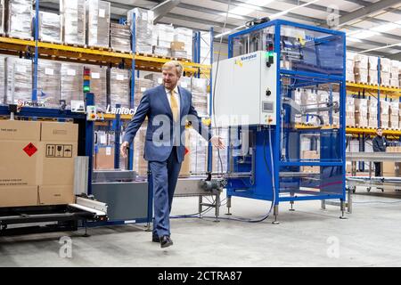 Winschoten, pays-Bas. 24 septembre 2020. King Willem-Alexander des pays-Bas à PerkinElmer à Winschoten, le 24 septembre 2020, ouvrira le nouveau site de production et d'assemblage pour les chatons de test de corona. Crédit : Albert Nieboer/ pays-Bas OUT/point de vue Out |/dpa/Alay Live News Banque D'Images