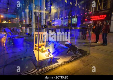 Jeudi 24 septembre 2020. Édimbourg, Royaume-Uni. Les visiteurs de l'installation Take a Seat au Royal Lyceum Theatre. Take a Seat est une installation de sièges vides pour célébrer le théâtre, les artistes qui le font et ses spectateurs disparus pendant la pandémie de Covid-19. Il est situé dans le foyer du théâtre et sera en place du jeudi 24 septembre au samedi 3 octobre 2020. Banque D'Images