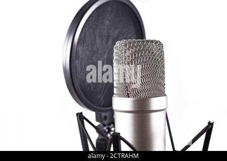 Kit d'enregistrement vocal comprenant un microphone et un pop filtre isolé sur fond blanc Banque D'Images