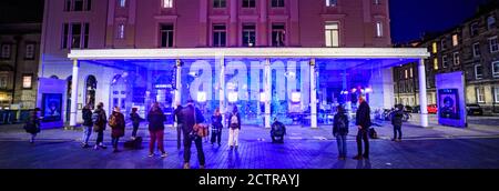 Jeudi 24 septembre 2020. Édimbourg, Royaume-Uni. Les visiteurs de l'installation Take a Seat au Royal Lyceum Theatre. Take a Seat est une installation de sièges vides pour célébrer le théâtre, les artistes qui le font et ses spectateurs disparus pendant la pandémie de Covid-19. Il est situé dans le foyer du théâtre et sera en place du jeudi 24 septembre au samedi 3 octobre 2020. Banque D'Images