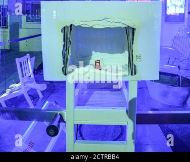 Jeudi 24 septembre 2020. Édimbourg, Royaume-Uni. Les visiteurs de l'installation Take a Seat au Royal Lyceum Theatre. Take a Seat est une installation de sièges vides pour célébrer le théâtre, les artistes qui le font et ses spectateurs disparus pendant la pandémie de Covid-19. Il est situé dans le foyer du théâtre et sera en place du jeudi 24 septembre au samedi 3 octobre 2020. Banque D'Images