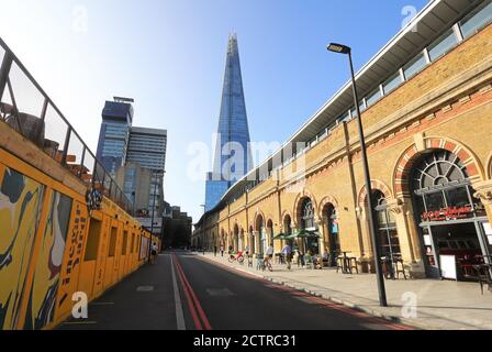 La façade de la gare London Bridge, sur St Thomas Street à Southwark, se Londres, avec le gratte-ciel Shard au-delà, Royaume-Uni Banque D'Images