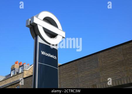 Extérieur de la nouvelle station Crossrail à Woolwich qui ouvrira bientôt, dans le sud-est de Londres, au Royaume-Uni Banque D'Images