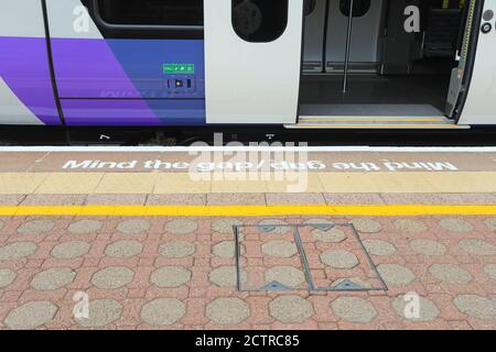 Célèbre panneau « Mind the Gap » sur la plate-forme ferroviaire de Londres, Royaume-Uni Banque D'Images