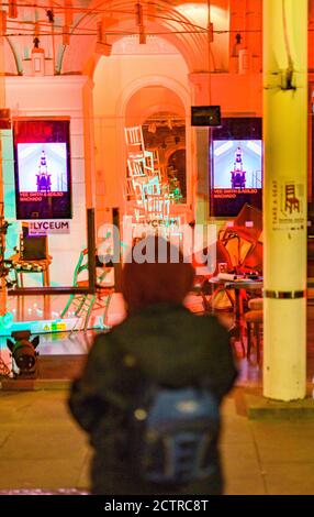 Jeudi 24 septembre 2020. Édimbourg, Royaume-Uni. Les visiteurs de l'installation Take a Seat au Royal Lyceum Theatre. Take a Seat est une installation de sièges vides pour célébrer le théâtre, les artistes qui le font et ses spectateurs disparus pendant la pandémie de Covid-19. Il est situé dans le foyer du théâtre et sera en place du jeudi 24 septembre au samedi 3 octobre 2020. Banque D'Images