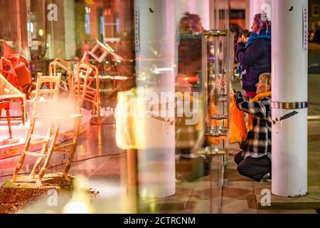 Jeudi 24 septembre 2020. Édimbourg, Royaume-Uni. Les visiteurs de l'installation Take a Seat au Royal Lyceum Theatre. Take a Seat est une installation de sièges vides pour célébrer le théâtre, les artistes qui le font et ses spectateurs disparus pendant la pandémie de Covid-19. Il est situé dans le foyer du théâtre et sera en place du jeudi 24 septembre au samedi 3 octobre 2020. Banque D'Images